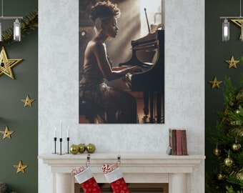 Puede incluir: Una mujer toca un piano de cola en una habitación con poca luz. Lleva un vestido largo y fluido y tiene el pelo recogido hacia atrás. El piano es negro y tiene un ribete dorado. La habitación está decorada con algunos muebles y una ventana grande.
