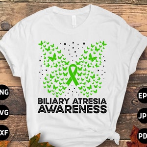 Op de afbeelding: Wit T-shirt met een groen lint en groene vlinders, en de tekst "Biliary Atresia Awareness".