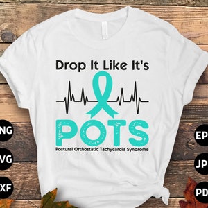 Może przedstawiać: Biała koszulka z turkusową wstążką i tekstem "Drop It Like It's POTS" z grafiką bicia serca. Tekst "Postural Orthostatic Tachycardia Syndrome" znajduje się pod grafiką.