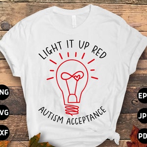 Może przedstawiać: Biała koszulka z grafiką czerwonej żarówki i tekstem "Light it up red Autism Acceptance".