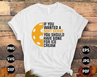 Op de afbeelding: Wit T-shirt met een gele pickleball-afbeelding en de tekst "Als je een soft serve wilde, had je ijs moeten halen".