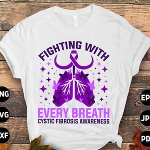 Puede incluir: Camiseta blanca con texto morado que dice "Fighting with every breath Cystic Fibrosis Awareness". El texto está rodeado de estrellas moradas y una cinta morada. Un pulmón morado con mariposas está en el centro de la camiseta.