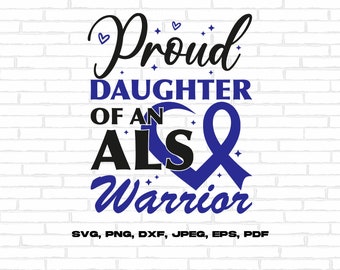 Op de afbeelding: Een blauw lint met de tekst "Proud Daughter of an ALS Warrior" in zwarte en blauwe letters. Het lint is een symbool voor bewustwording van Amyotrofe Laterale Sclerose (ALS).