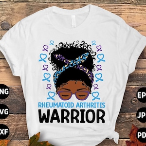 Reumatoïde artritis bewustzijn SVG PNG, Afro rommelig broodje reumatoïde artritis Warrior SVG, blauw paars lint Cricut PNG sublimatie ontwerp