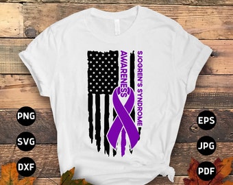Könnte beinhalten: Ein weißes T-Shirt mit einem abgenutzten amerikanischen Flaggen-Design. Die Flagge ist lila und schwarz mit einem lila Band, auf dem "Awareness" und "Sjögren's Syndrome" steht.