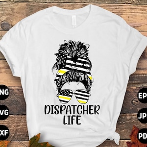 Könnte beinhalten: Ein weißes T-Shirt mit einer schwarzen und gelben Grafik einer Frau mit einem Dutt, einem gelben Band und einer Sonnenbrille. Der Text "DISPATCHER LIFE" befindet sich unter der Grafik.
