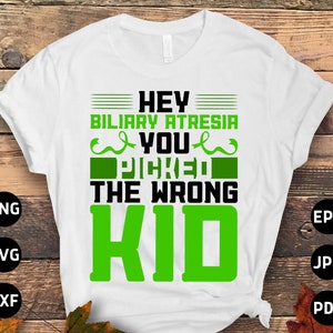 Op de afbeelding: Wit T-shirt met groene tekst die "Hey Biliary Atresia You Picked The Wrong Kid" zegt.