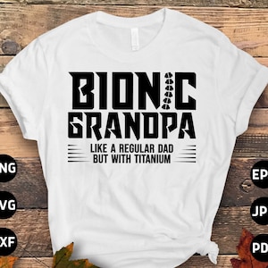 Puede incluir: Camiseta blanca con texto negro que dice "Bionic Grandpa Like a regular dad but with titanium".