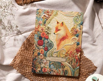 Può includere: Un diario colorato con un'illustrazione di una volpe circondata da fiori e dettagli intricati. La copertina presenta la parola "introspezione" in un font decorativo.