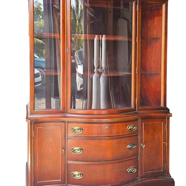 1950s Bassett Monticello Mahogany Serpentine Bow Front China Cabinet Cupboard hutch