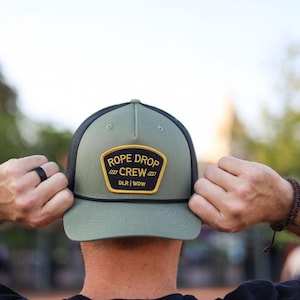 Czapka z łatką Rope Drop Crew – naszywka | Rozmiary dla dorosłych Trucker i Snapback | Czapka Disney | Naszywki z motywem Disney Magic Kingdom