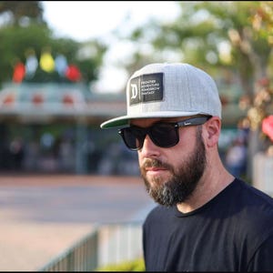 Gorra de Disneyland: The Four Lands / Gorra de camionero y gorra snapback para adultos y niños / Gorras con parches temáticos de Disney de Adventure Frontier Tomorrow Fantasy