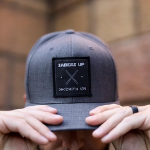 SABERS UP Patch Hut - Star Wars Inspiriert | Erwachsenen- und Kindergrößen Trucker und Snapback | Star Wars Säbel | Disney Themed Hats Magic Kingdom