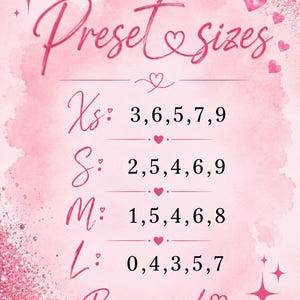 以下が含まれることがあります： ハートのアクセントが付いた「Preset sizes」というタイトルのピンク色のグラフィックチャート。XS、S、M、Lのサイズカテゴリーと、それぞれの数字の並びが記載されています。下部には「Be pressed」というテキストがあります。背景はピンク色の水彩画風のテクスチャです。