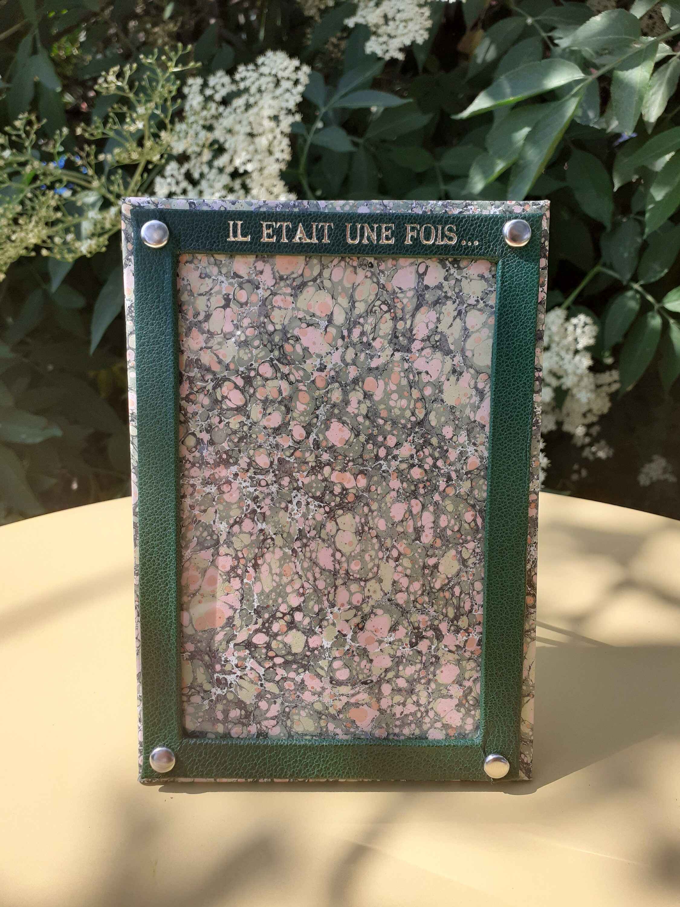 Arrière-plan Vectoriel élégant Avec Une Bordure Dorée Décorative