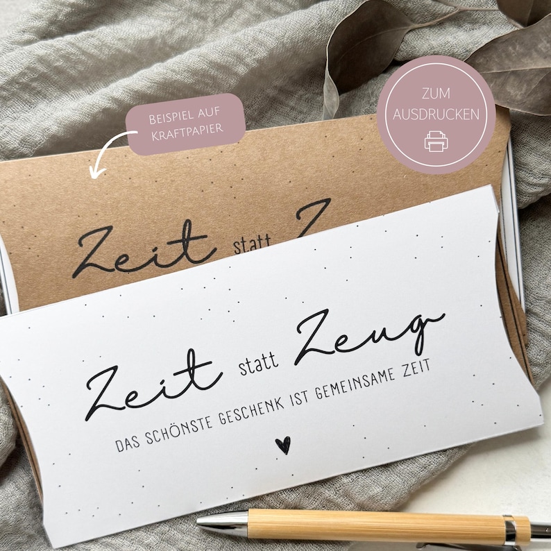 May include: A white card with the text "Zeit statt Zeug" and "DAS SCH&Ouml;NSTE GESCHENK IST GEMEINSAME ZEIT" in black script. A brown card with the word "Zeit" is behind it. A pen is in the foreground.