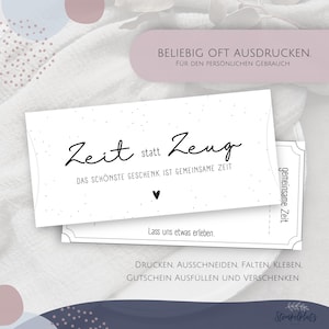 May include: Two white gift cards with black script and a small heart. The top card reads "Zeit statt Zeug" and "Das Sch&ouml;nste Geschenk ist gemeinsame Zeit." The bottom card reads "Lass uns etwas erleben."