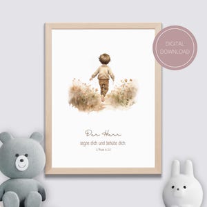 Könnte beinhalten: Ein gerahmter Druck mit einer Aquarellillustration eines Kindes, das durch ein Blumenfeld geht. Der Druck enthält den Text "Der Herr segne dich und behüte dich. 4 Mose 6,24" und einen "DIGITALER DOWNLOAD" Aufkleber.