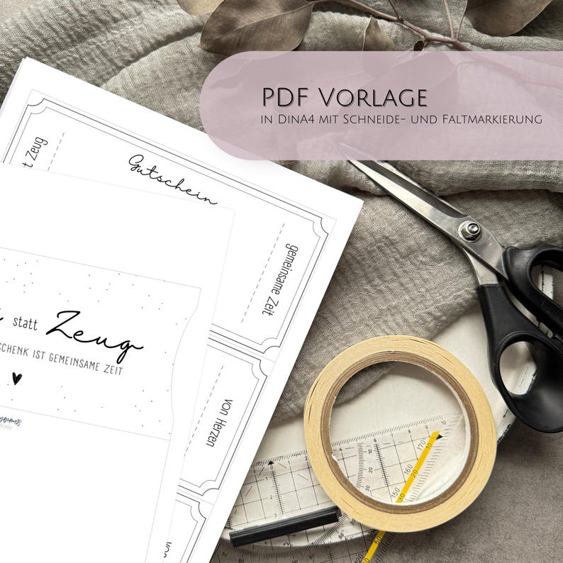 May include: A collection of white paper gift certificates with black text, scissors, tape, and a ruler. The text on the certificates includes "Gutschein" and "Gemeinsame Zeit". A banner reads "PDF VORLAGE IN DINA4 MIT SCHNEIDE- UND FALTMARKIERUNG".