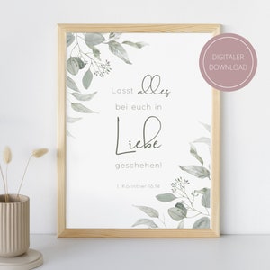 Könnte beinhalten: Ein druckbarer Wandkunstdruck mit weißem Hintergrund und grünen Aquarellblättern. Der Text lautet "Lasst alles bei euch in Liebe geschehen! 1. Korinther 16,14".