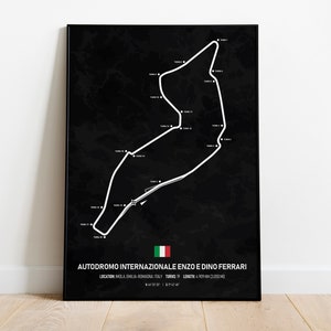 Op de afbeelding: Een zwart-witte poster met een witte omtrek van het Autodromo Internazionale Enzo e Dino Ferrari racecircuit in Imola, Italië. De poster bevat de naam van het circuit, de locatie, het aantal bochten en de lengte in kilometers en mijlen.