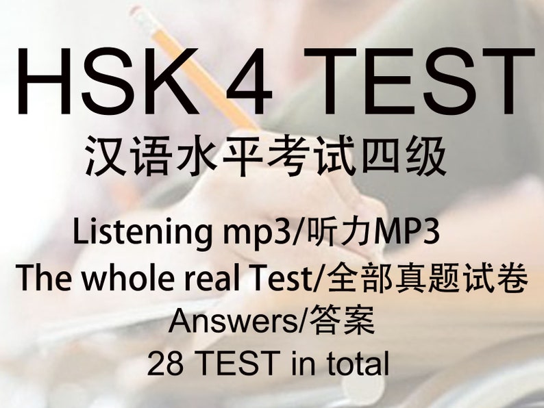 Op de afbeelding: Een close-up van een hand die op een vel papier schrijft. Het papier heeft de tekst "HSK 4 TEST" in zwarte tekst. De tekst "汉语水平考试四级" staat ook op het papier. De tekst "Listening mp3/听力MP3" staat op het papier. De tekst "The whole real Test/全部真题试卷" staat op het papier. De tekst "Answers/答案" staat op het papier. De tekst "28 TEST in total" staat op het papier.
