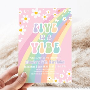 Puede incluir: Una invitación en colores pastel con el texto "FIVE IS A VIBE" en una fuente groovy. La invitación incluye detalles para una fiesta de 5 cumpleaños, con un diseño de arcoíris y flores. La invitación es sostenida por una persona.