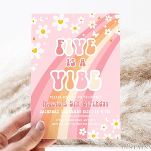 Bearbeitbare fünf ist ein Vibe Regenbogen Groovy einladen 5. Geburtstag einladen rosa Gänseblümchen Van Geburtstag Hippie-Geburtstag einladen Sofort-Download GR6