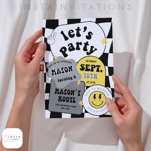 Puede incluir: Una invitación a una fiesta con un fondo a cuadros en blanco y negro. La invitación presenta el texto "Let's Party" en una fuente retro, junto con los detalles de una fiesta de cumpleaños, incluido el nombre "MASON", la fecha, la hora y la información de RSVP.