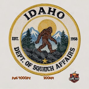 Può includere: Una toppa ricamata circolare che presenta la sagoma marrone di un Bigfoot che cammina davanti a montagne blu, pini verdi e un sole giallo. Il testo sul bordo recita IDAHO EST. 1958 DEPT. OF SQUATCH AFFAIRS con una piccola stella gialla.