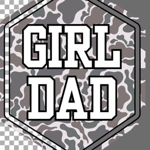 K&ouml;nnte beinhalten: Ein wei&szlig;es sechseckiges Schild mit einem Tarnmusterhintergrund. Die Worte "GIRL DAD" sind in fetten wei&szlig;en Buchstaben geschrieben.