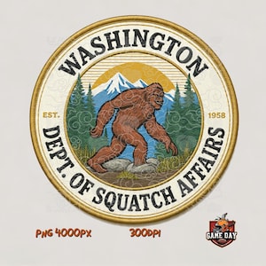 Può includere: Una toppa ricamata circolare raffigurante un Bigfoot marrone che cammina in una foresta con montagne innevate sullo sfondo. Il testo recita WASHINGTON DEPT. OF SQUATCH AFFAIRS EST. 1958. Il bordo è dorato su uno sfondo color crema.
