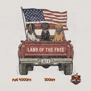 Può includere: Grafica di un camioncino rosso vintage con tre cani e una bandiera americana. Il testo "LAND OF THE FREE" è visualizzato sul cassone. La targa recita "JULY 4". L'immagine include anche il testo "PNG 4000PX" e "300DPI".