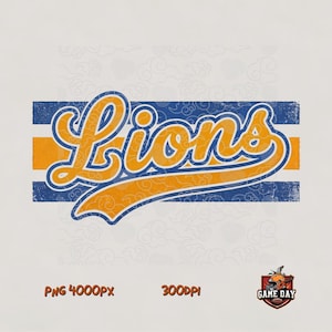 Op de afbeelding: Een grafisch ontwerp met het woord Lions in een geel cursief lettertype met een blauwe omlijning. De tekst ligt over horizontale blauwe en gele strepen met een subtiel wolkenpatroon. Een klein logo met de tekst Game Day staat onderaan.