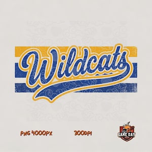 Peut inclure: Un design graphique affichant le mot Wildcats en police cursive bleue avec un contour jaune, sur des bandes horizontales bleues et jaunes. L'arrière-plan présente un motif de nuages subtil et un petit logo de football est présent.