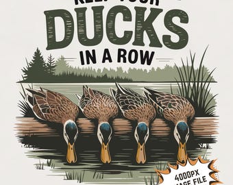 Peut inclure: Une illustration de style vintage de quatre canards alignés, avec le texte "Keep Your Ducks In A Row" au-dessus. Les canards sont bruns et blancs avec des yeux bleus et des becs. L'illustration est sur fond de lac et d'arbres.