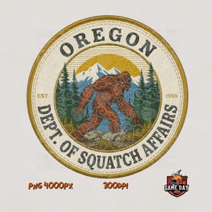 Può includere: Un design a toppa circolare con un Bigfoot marrone che cammina in una foresta con montagne sullo sfondo. Il testo recita OREGON, EST 1958 e DEPT. OF SQUATCH AFFAIRS. Un piccolo logo nell'angolo mostra il testo GAME DAY.