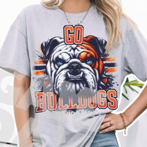 Go Bulldogs PNG | Design de sublimação de mascote bulldog para camisetas, moletons, canecas, meninos, meninas, homens e mulheres | Espírito escolar Bulldogs