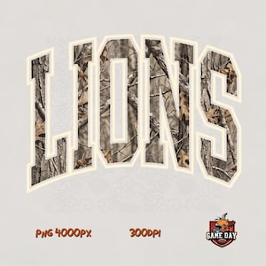 Può includere: La parola LIONS in un font universitario con un motivo mimetico di corteccia d'albero e foglie marroni. Sotto il testo appare PNG 4000Px 300DPI, accanto a un logo a forma di scudo con un casco da football e il testo GAME DAY.