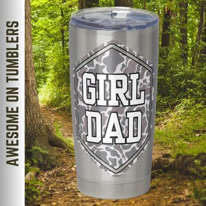 K&ouml;nnte beinhalten: Ein Edelstahlbecher mit Tarnmuster und dem Text "Girl Dad" in wei&szlig;en Buchstaben.