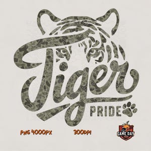 Puede incluir: Gráfico digital de una cabeza de tigre con la palabra "Tiger" en una fuente estilizada. La palabra "Pride" aparece debajo, acompañada de una huella de pata. El diseño incorpora un patrón de camuflaje y un logotipo de "Game Day".
