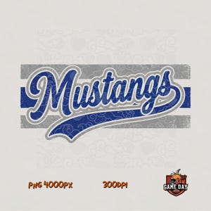 Peut inclure: Un design graphique présentant le mot Mustangs dans une police cursive bleue avec un contour blanc. Le texte est superposé sur une barre horizontale grise avec un motif de nuages subtil. En dessous, le texte PNG 4000PX 300DPI et un logo de football.