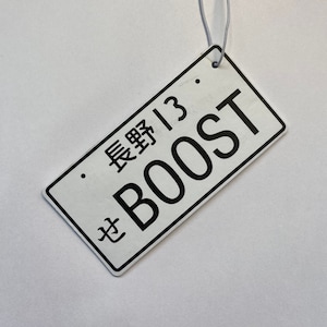 Puede incluir: Ambientador de coche blanco con texto negro que dice "BOOST" y "長野13".