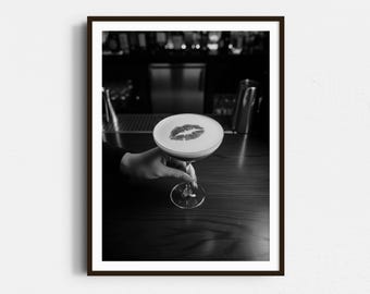 Espresso Martini Kiss Print: Cocktail Wall Art, Retro Luxury Poster, Trendy Bar Cart Decor - Black & White Art