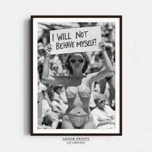 Arte de pared con la frase "No me comportaré", impresión feminista, mujer en bikini de protesta vintage, impresión de playa de los años 70, impresión en blanco y negro, decoración de pared retro