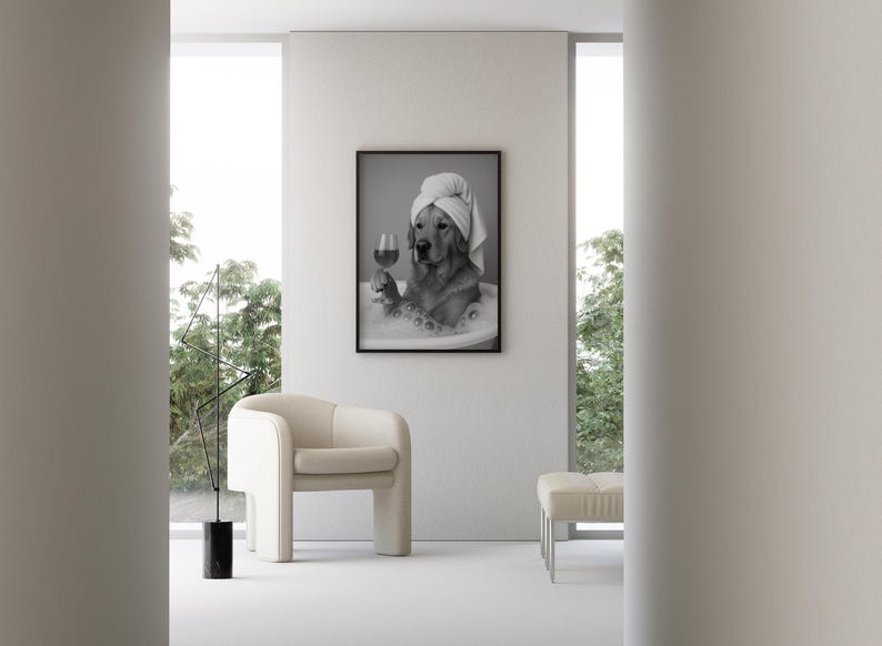 Pu&ograve; includere: Stampa incorniciata in bianco e nero di un Golden Retriever in una vasca da bagno, con un asciugamano in testa e un bicchiere di vino. La stampa &egrave; appesa a una parete bianca in una stanza moderna con una sedia e un pouf color crema.