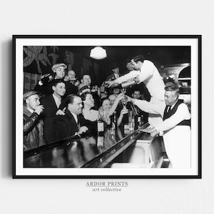 Barmannen schenken een rondje drankjes Wall Art, Bar Cart Print, Zwart-wit Print, Speakeasy Liquor, Retro Bar Wall Decor, Mancave Poster