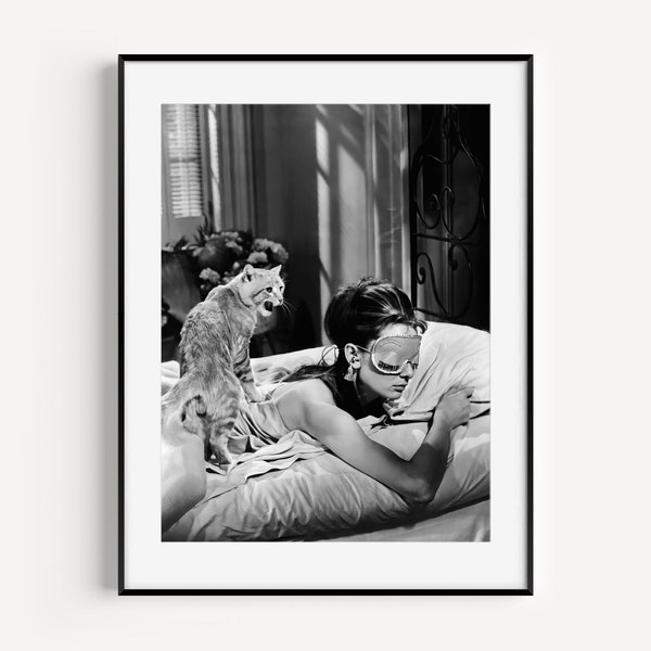 Art mural Audrey Hepburn, affiche Breakfast at Tiffany, impression noir et blanc, photo vintage, art hollywoodien classique, décoration murale femme et chat