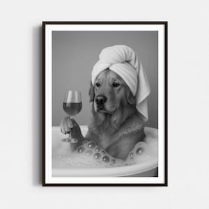 Pu&ograve; includere: Stampa in bianco e nero di un Golden Retriever in una vasca da bagno con bolle, con un asciugamano sulla testa e un bicchiere di vino. L'immagine evoca relax e benessere, con il cane come soggetto principale.