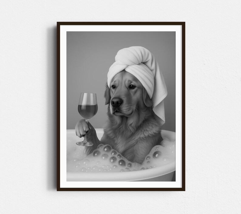 Pu&ograve; includere: Stampa in bianco e nero di un Golden Retriever in una vasca da bagno con bolle, con un asciugamano sulla testa e un bicchiere di vino. L'immagine evoca relax e benessere, con il cane come soggetto principale.